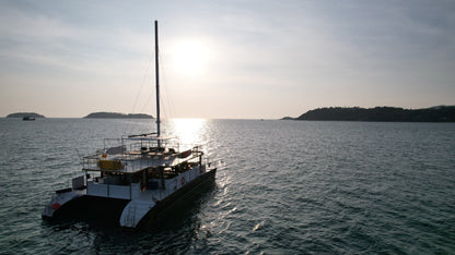 68-foot catamaran with foam party SC068